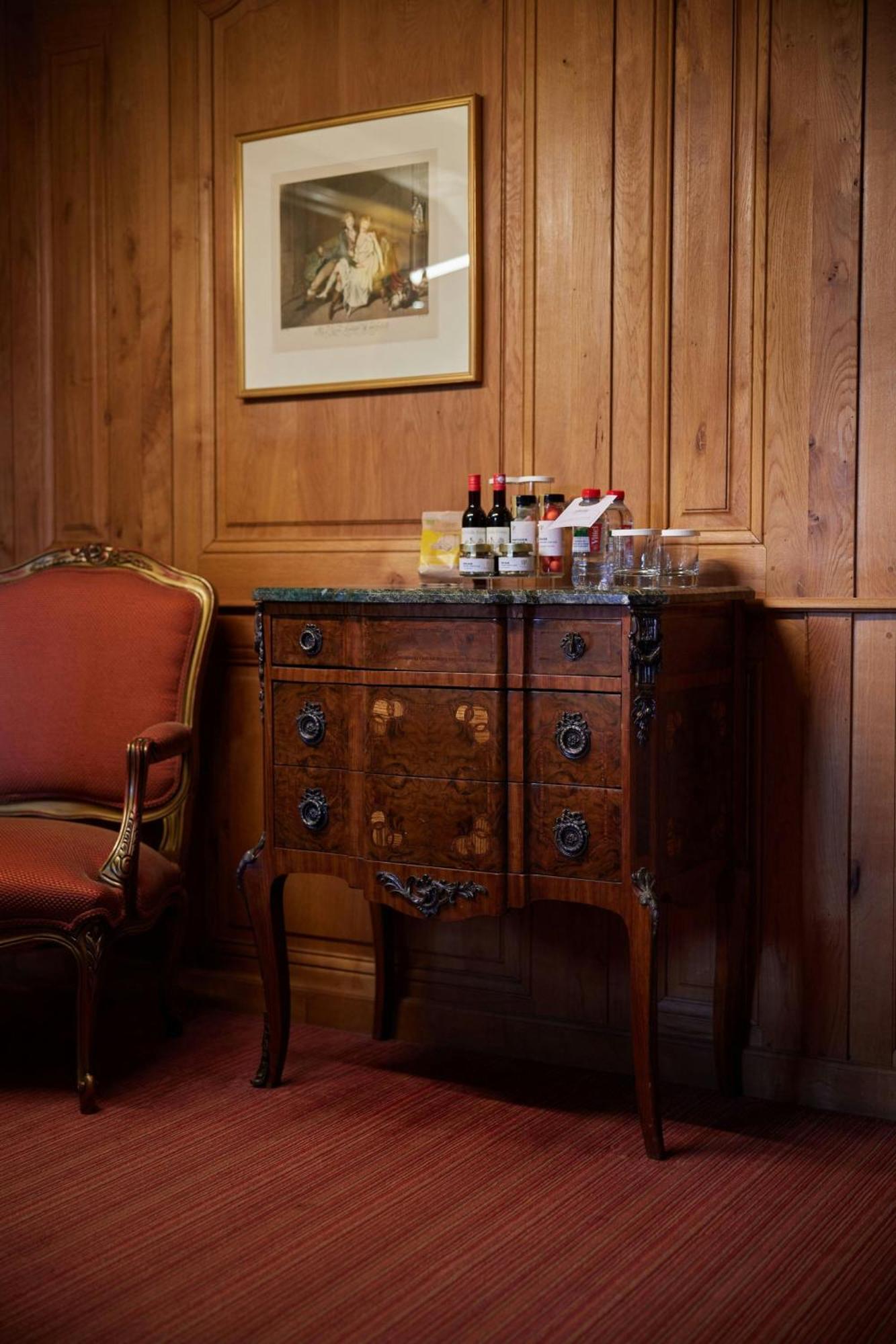 L'Hermitage Gantois, Autograph Collection Lille Eksteriør billede A small bar in a hotel room
